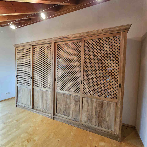 Teak-Massivholz-Schrank-Slide-mit-vier-Schiebetueren-die-Tuerfuellungen-sind-im-Lettice-Design-gehalten-Schrank-aus-Edelholz-Teak-massiv-in-der-Farbe-Antik-aus-der-MOEBEL-KOLONIE-Farbauswahl