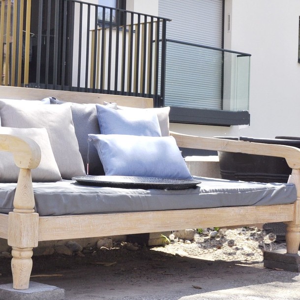 Teakholz Moebel aus Plantagen Holz, Daybed Bora Bora in der Holz Farbe Grey Wash aus der MOEBEL KOLONIE Farbpalette, Mass Moebel in Schreiner Qualitaet in Handarbeit gefertigt, edles Daybed Teakholz im modernen, Stil fuer den Indoor Bereich und Outdoor Bereich geeignet, Dekoration mit eleganten Outdoor Kissen als Accessoire, Moebel Muenchen