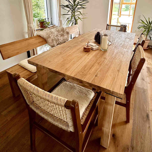 Teakholz Tischbeine mit Metall - Platine fuer massive Tischplatten aus Teak, hier im Ensemble mit der Sitzbank Main aus Teak massiv, Manufaktur und Design MOEBEL KOLONIE