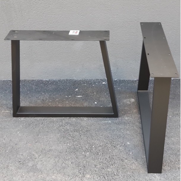 Tischgestell Trapez Slim Line aus Stahl in Schwarz lackiert. Tischgestell Stahl mit Tischplatte.  Stahl Tischgestell für die Montage an Tischplatten aus Massivholz