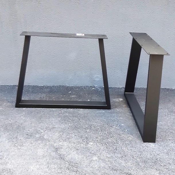 Tischgestell Trapez Slim Line aus Stahl in Schwarz lackiert. Tischgestell Stahl mit Tischplatte.  Stahl Tischgestell für die Montage an Tischplatten aus Massivholz