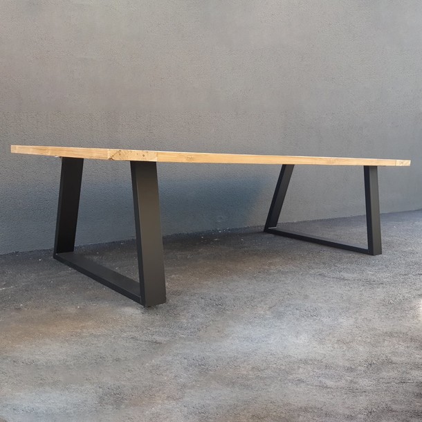 Tischgestell Trapez Slim Line aus Stahl in Schwarz lackiert. Tischgestell Stahl mit Tischplatte.  Stahl Tischgestell für die Montage an Tischplatten aus Massivholz