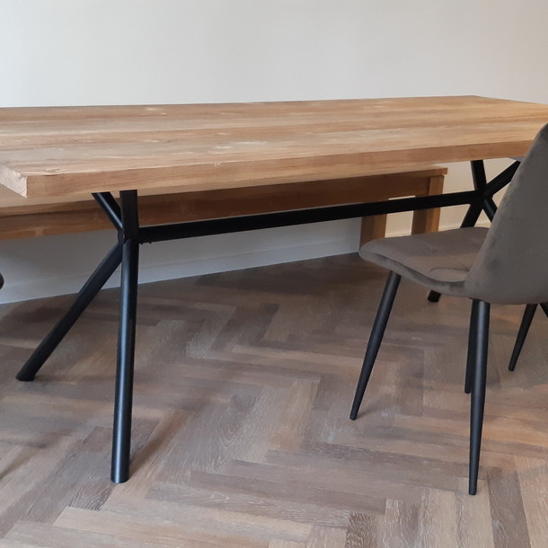 Tischgestell aus Stahl mit Massivholzplatte