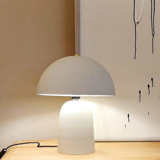 Tischlampe Fungo aus Metall
