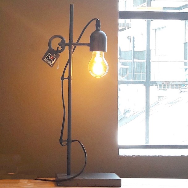 Tischlampe Loft mit schwarzem Metallgestell