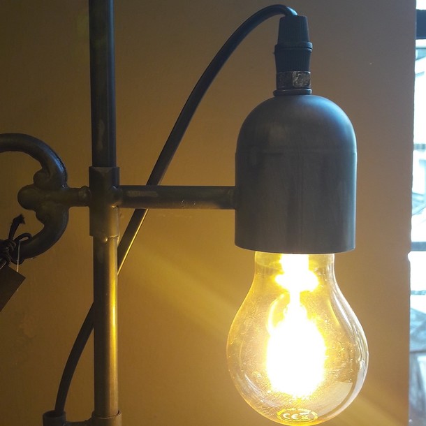 Warmes Licht der Tischlampe Loft