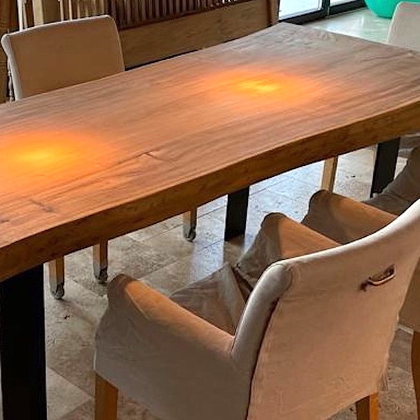 Weiche Baumkante, schoene Form, tolle Haptik, Esstisch Platte aus recycelten Suarholz, Esstisch fuer grosse Familienfeiern, Tischplatte fuer Konferenztisch, Schreibtisch fuer Home Office, wunderbare Maserung, Tischplatte Baumkante mit Charakter, Unikate fuer Individualisten