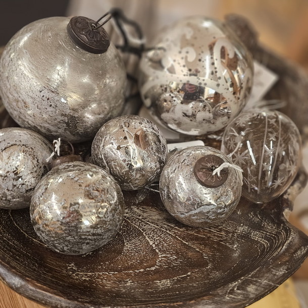 Weichnachtskugeln in der Schale für den Weihnachtsbaum