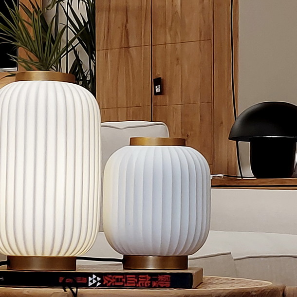 Wunderbare Tischleuchten und Bodenlampen, aus unterschiedlichen Materialien, Tischlampe Chōchin aus Porzellan, Leuchte im Asia Style, 2 Groessen, MOEBEL KOLONIE Wohnen wie im Urlaub, mediterranes Wohnen, Teak massiv Moebel aus unserer Manufaktur, hergestellt von Schreiners Hand, Wohnen nach Mass Muenchen Schwabing MOEBEL KOLONIE