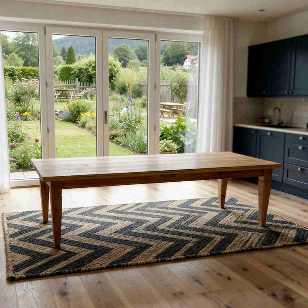 Zeitloser, schoener Teakholz massiv Esstisch, Tischbeine konisch zulaufend aus massivem Teakholz mit elegantem Dekor, klassischer Massivholz Tisch fuer das Esszimmer und die Kueche, Massivholz Moebel aus Teak Muenchen