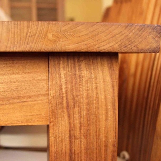 grosse Detail Aufnahme vom Massivholz vom Teak Tisch Classic aus edel  Plantagenholz, Massivholz Moebel Muenchen
