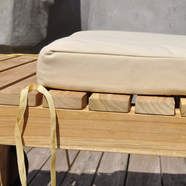 grosses Detailfoto von der Poolliege aus massivem Teak, die Liegeflaeche ist gelattet, so, dass Wasser ablaufen kann, dicke, komfortable,  wasserfeste Auflage im Farbton Sand