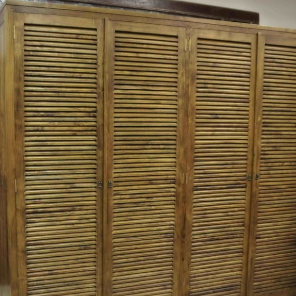 vier tueriger massivholz Schrank aus Teak, 4 Schwingtueren in Lamellen Design vom Schreiner in Handarbeit in der MOEBEL KOLONIE Manufaktur gefertigt, Teak Massivholz Schrank nach Mass, massiver Edelholz Schrank aus Plantagen Teak in mediterranem Style, Muenchen Moebel