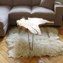 Couchtisch mit natuerlich gewachsener Massivholz Tischplatte aus Teak, Tisch Gestell aus bestehend aus drei Metall Buegel Fuessen in der Farbe Schwarz, jeder Tisch ist ein Unikat aus unserer MOEBEL KOLONIE Manufaktur, Wohnzimmer Moebel Muenchen mediterranen Stil