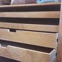 Detail Ansicht im grossen Format von den Schubladen des Horizontal Schrankes aus Massivholz, vier Schubladen in je zwei Groessen und Formaten, Massivholz Moebel aus Teak, Edelholz Schrank fuer Schlafzimmer, Kinderzimmer, Flur, das Innenleben ist frei konfigurierbar, Mass Moebel, Schrank nach Mass Muenchen