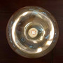 Detail Aufnahme von oben Lampen Schirm aus Glas in schoenem, warmen Farbton Bernstein