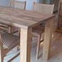 Detail Esstisch Tavola Tischplatte aus Altholz Teak mit Tischbeinen, welche mit Metallplatinen befestigt sind