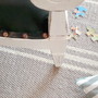 Detail Kinderstuhl aus Teakholz in weiss patiniert, mit gepolsterter Sitzfläche, Ideal für Kinderzimmer oder Spielecke oder Wohnzimmer, Vintage Look, Shebby Chic