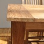 Detail Nahaufnahme, Seitenansicht von der massiven rustic gebuersteten Teakholz Tisch Platte Barli, ein Schreiner Meister Stueck aus der MOEBEL KOLONIE Manufaktur, Massivholz Esszimmer Moebel Muenchen