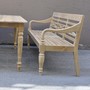 Detail Seitenansicht von der Teak Massivholz Sitzbank Schwabing, Teakholz massiv Sitzbank Schwabing mit gedrechselten Fuessen und geschwungenen Armlehne, eine Schreiner Meister Arbeit im kolonialen Stil, Landhaus Design Muenchen Moebel