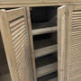 Detail Teak Massivholz Schrank Jens  mit Tuerfuellungen in Shutter Optik, Schrank aus Edelholz Teak massiv in der Farbe Antik aus der MOEBEL KOLONIE Farbauswahl, Schrank nach Mass in bester traditioneller Schreiner Qualitaet gefertigt, Schlafzimmer Moebel nach Mass aus Massivholz, Massivholz Teak Schrank Muenchen