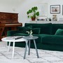 Detailansicht des Sofas New York in grünem Samtstoff mit Lendenkissen.