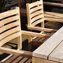 Detailansicht stapelbarer Armlehnstuhl Lino und Tischplatte vom Gartentisch Mallorca , beides aus massivem zertifiziertem und  recyceltem Teakholz