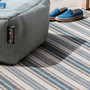 Detailansicht vm  Outdoorteppich Marbella in der Farbe Türkis-Blau mit Dotty Pouf eckig in der Farbe Navy