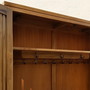 Detailfoto von Garderobe im Schrank aua massivem Teak