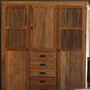 Frontansicht Teak Massivholz Schrank Havanna mit drei Schwingtueren und fuenf Schubladen in der MOEBEL KOLONIE Farbe Antik. Schrank fuer das Schlafzimmer oder Kinderzimmer, traditionell in Handarbeit vom Schreiner gefertigt, Massivholz Moebel nach Mass ohne Aufpreis, Design und Manufaktur Muenchen