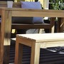 Gartenbank MALLORCA aus massivem Teakholz mit Dekowurfkissen und Gartentisch  MALLORCA
