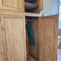 Grossansicht Detail Bild vom Kleiderschrank Professore aus massivem recyceltem oder zertifiziertem Plantagen Teak