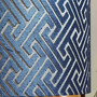 Grossaufnahme Lampenschirm aus samtigem, mondänem  Stoff in den royalem Blue und edlem Grey, MOEBEL KOLONIE Muenchen exklusive Wohnaccessoires