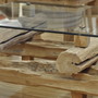Grosse Ansicht von der geschraubten Glasplatte vom Massivholz Couchtisch Root Cross, ein Schreiner Meister Stueck aus der MOEBEL KOLONIE  Manufaktur, Moebel Design aus Massivholz Teak Moebeln Muenchen