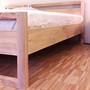 Grosse Detail Aufnahme von der Seite, Bett Simplex im cleanen Stil für ein Schlafzimmer im modernen Design, Teakholz Massivholz Muenchen Moebel