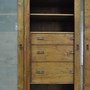 Grosses Detail Foto der drei Schubladen in unterschiedlichen Groessenn des massiven Teak Schrankes Edel, Massivholz Schrank Mittelteil mit Schubladen und Ablage Faechern, traditionelle Handwerks Arbeit vom Schreiner, in individuellen Wunsch Massen konfigurierbar, freie Farb Auswahl aus der MOEBEL KOLONIE Farbpalette moeglich, Manufaktur und Design Muenchen