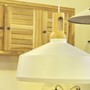 Haengelampe fuer die Küeche, besonders schoen für Kuechen aus Holz, da wunderbarer Material Mix aus weissem Metall und Holz,
