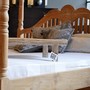 Kopfteil des Massivholz Teak Bettes Amman mit Schnitz Kunst und Stab Optik vom Schreiner gefertigt, Dekoration mit schoenen Kissen in verschiedenen Farben, Massivholz Teak Moebel Muenchen