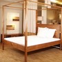 MOEBEL KOLONIE Himmelbett Munich aus Teak Massivholz in der Holz Farbe Sherry, Massivholz Bett im modernen, mediterranen Stil, in Handarbeit vom Schreiner gefertigt, mit Baldachin, Massivholz Teak Moebel Muenchen