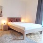 Massivholz Bett Carla aus Teak mit Kopfteil in Staebchen Optik, Edelholz Teak Bett  im modernen und cleanen Style, mit schicken Kissen und Nacht Kommode Kingston aus Teak Massivholz, Teakholz Moebel in Schreiner Qualitaet von Hand in unserer Manufaktur gefertigt,  Muenchen Moebel