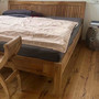Massivholz Bett Siena aus Teak im klassischen Design in der MOEBEL KOLONIE Farbe Roh, Edelholzbett aus Teakholz ein Schreiner Meisterstueck für das Schlafzimmer, Teakholz Moebel Muenchen