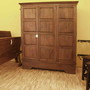 Massivholz Schrank Cheylon aus Teak mit drei Tueren und drei Schubladen im unteren Bereich, Wunsch Konfiguration moeglich, traditionelle Handarbeit vom Scheiner, massive Moebel nach Mass ohne Aufpreis, Design und Manufaktur aus der MOEBEL KOLONIE Muenchen, Schrank aus Massivholz Teak im Kolonial Style