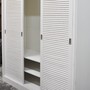 Massivholz Schrank in der Farbe French White aus unserer Farbauswahl, Schrank aus Teak massiv im mediterranen Style fuer Wohnen wie im Urlaub, ein Schreiner Meister Stueck in Handarbeit gefertigt, Design und Manufaktur Muenchen