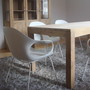Massivholztisch Frankfurt aus Teak mit modernen Stuehlen in der Farbe weiss, als Untergrund ein schoener, weicher Teppich in der Farbe grau, Tisch Frankfurt von Meister Hand gefertigt