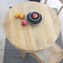 Runder Teak Massivholz Esstisch Oslo in der Farbe Roh aus unserer MOEBEL KOLONIE Farbpalette, grosse Aufnahme von oben vom massiven Teakholz Tisch Oslo, gefertigt vom Schreiner in traditioneller Handwerks Kunst, Massivholz Stuehle Tara aus Teak mit Kuhfell Bezug, Dekoration Obst Schalen in der Farbe Schwarz, individuelles Wunsch Mass moeglich, Mass Moebel aus Teak massiv ohne Aufpreis