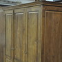 Schrank Ceylon aus massivem Edelholz Teak mit drei Tueren, ein traditionelles Scheiner Handwerk aus der MOEBEL KOLONIE Manufaktur, in allen Farben unserer Farbpalette und in individuellen Wunsch Massen erhaeltlich, Schrank nach Mass ohne Aufpreis, Massivholz Moebel Muenchen