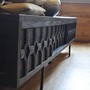Seitenansicht Lowboard Singapore aus Teak massiv in der MOEBEL KOLONIE Farbe 005 schwarzbraun, Handarbeit vom Schreinermeister