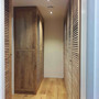 Seitenansicht Massivholz Schrank aus Plantagen Teak mit grossen Schwingtueren mit Shutter Optik Tueren  und Schubladen, moderner Schrank aus massivem Teak in mediterranem Style, in individuellen Wunsch Massen und Ausfuehrungen erhaeltlich, Teak Massivholz Schlafzimmer Schrank nach Mass