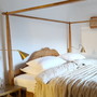 Seitenansicht massives Himmelbett aus Teak, wunderbare Handarbeit, Dekoration schoenes Leinen Plaid