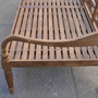 Seitenansicht vom Teak Massivholz Daybed Raffles mit gelatteter Sitzflaechefuer den Outdoor Bereich geeignet, in Handarbeit vom Schreiner Meister gefertigt, Massivholz Daybed im klassischen Kolonialstil aus edlem Teakholz